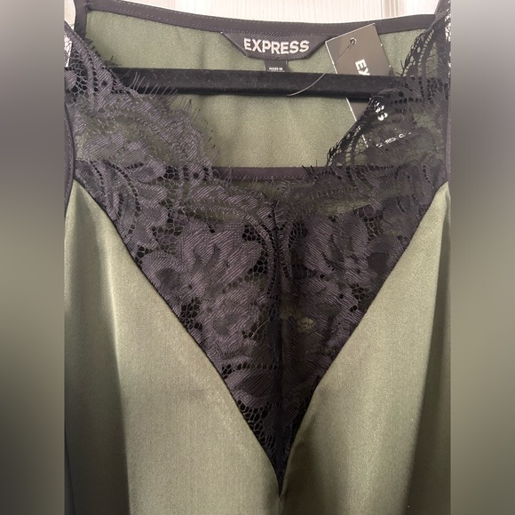 NWT Express Green Satin Sleeveless Blouse with Black Lace, Size Small - Picture 4 of 5
